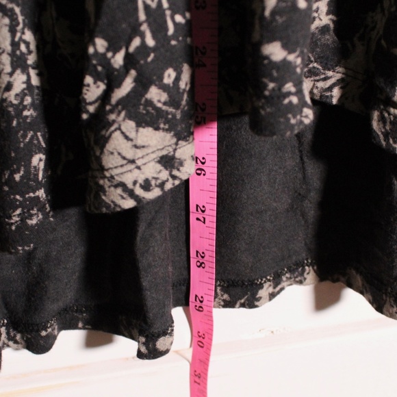 Black n Beige Pattern Long Sleeve - Picture 8 of 9